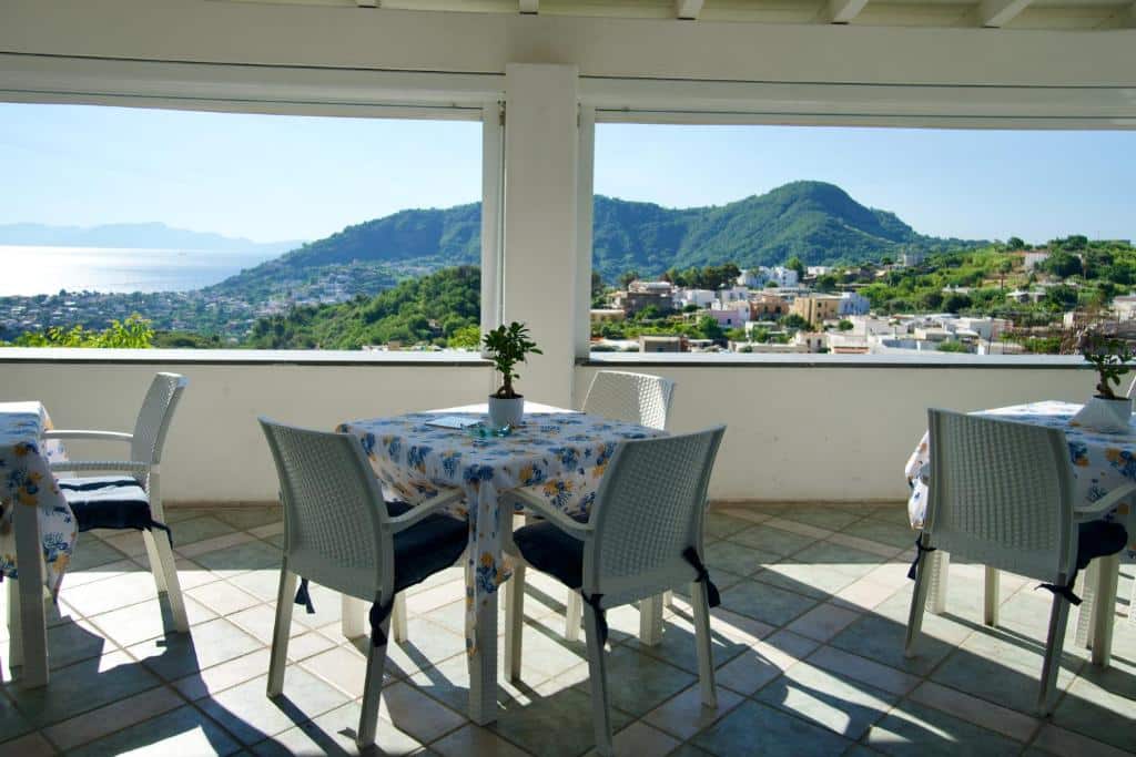 Terrasse de l'Hotel Ischia Relais Villa Ettore à Baroni, Ischia.