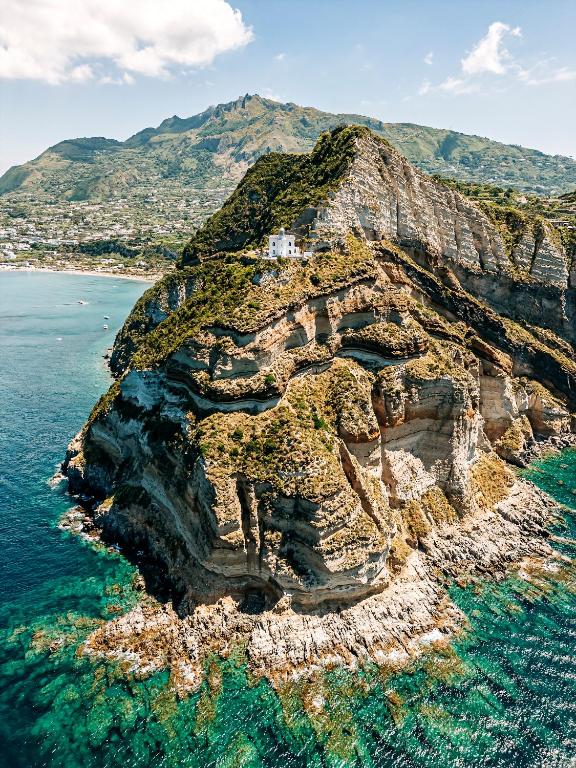 Vue spectaculaire de Faro Punta Imperatore à Forio, Ischia.