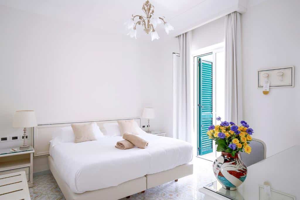 Chambre de l'Hotel Reginella resort & spa à Lacco Ameno, Ischia.