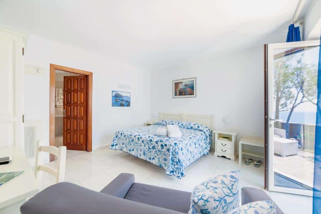 Chambre de l'Hotel Punta Chiarito Resort à Sant'Angelo, Ischia.