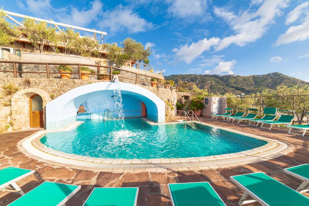 Piscine de l'Hotel Punta Chiarito Resort à Sant'Angelo, Ischia.