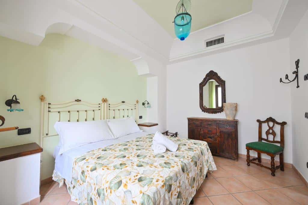 Chambre de l'Hotel Tenuta Villa Tara à Sant'Angelo à Ischia.