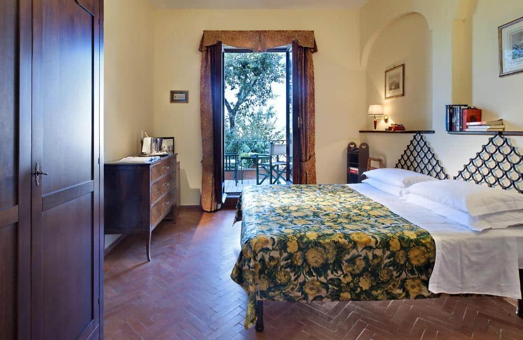 Chambre de l'Hotel La Villarosa Terme à Porto d'Ischia.