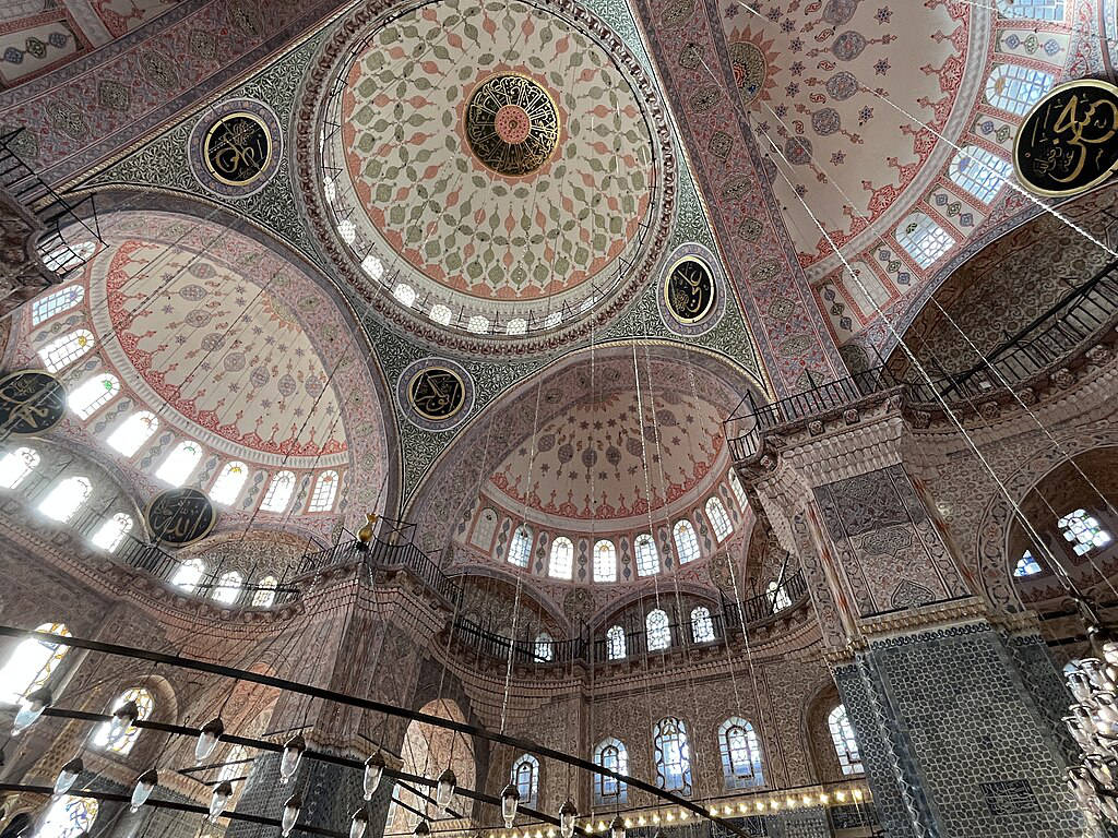 Intérieur impressionnant de la Yeni Cami ou Mosquée Neuve à Istanbul - Photo d'Another Believer - Licence ccbysa 4.0