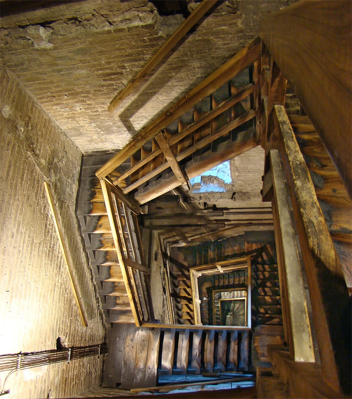 Les 498 marches à l'intérieur de la tour Asinelli de Bologne. Photo de Tango7174