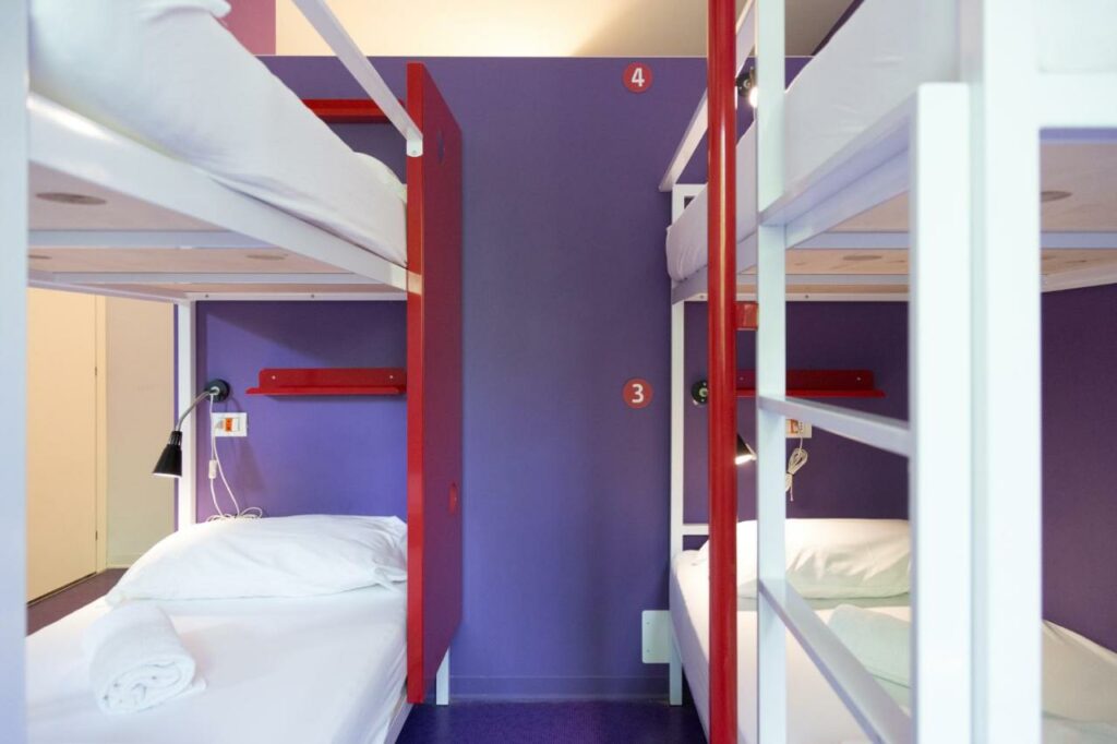 Dortoir de l'auberge de jeunesse Combo Bologna à Bologne.