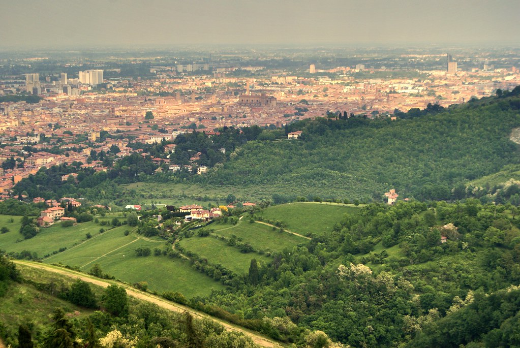 Vue sur la Vieille Ville de Bologne depuis le sanctuaire San Luca.