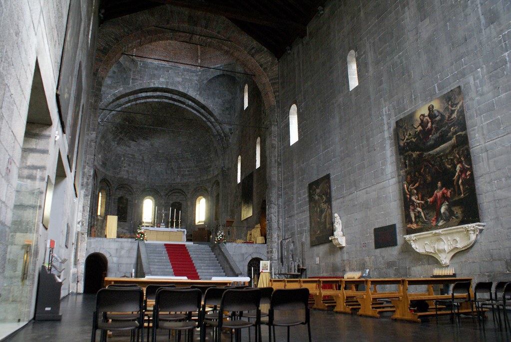 > Nave de l'église romanesque Santo Stefano à Gênes.