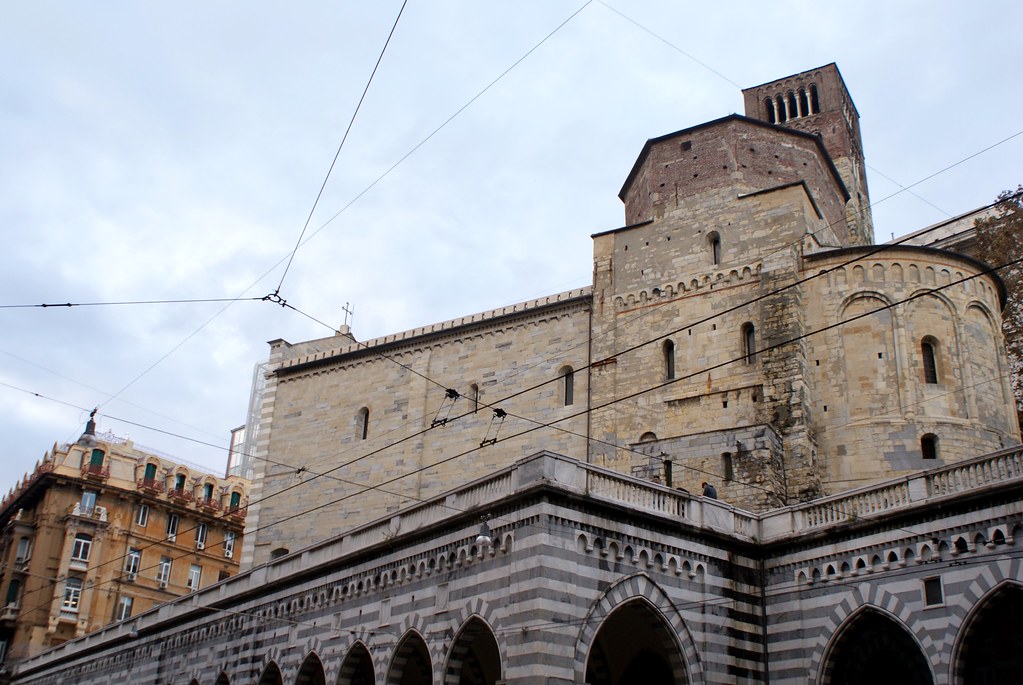 > Eglise romanesque Santo Stefano depuis l'avenue XX Settembre à Gênes.
