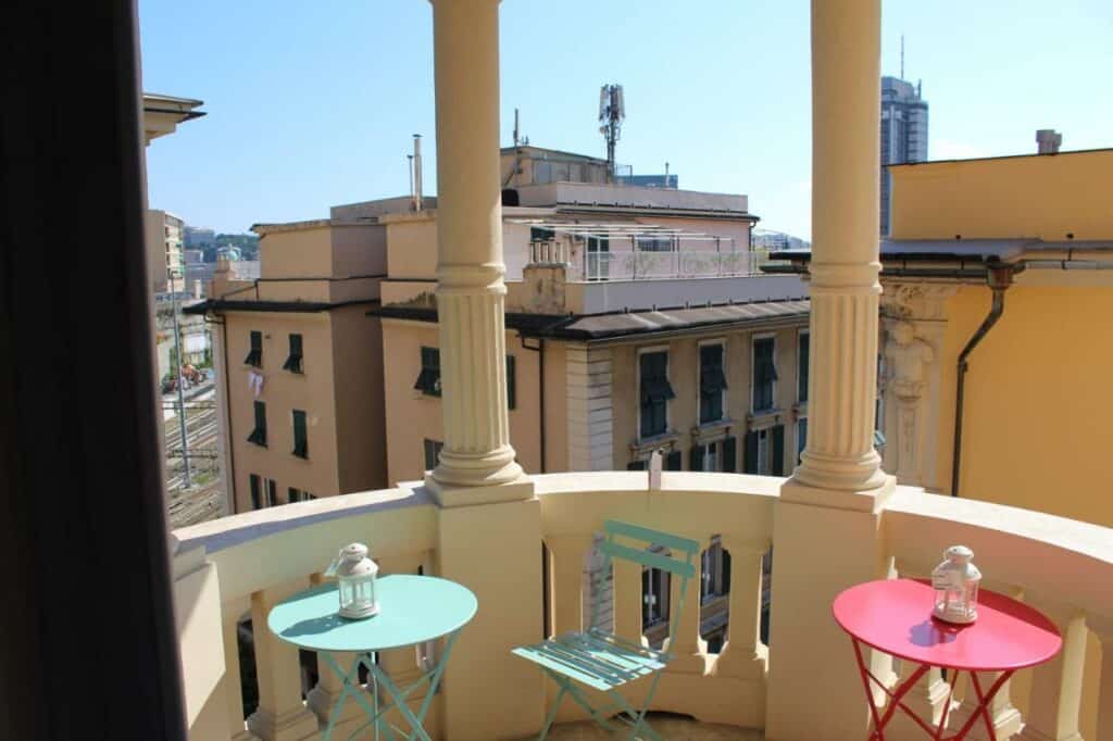 Balcon de l'auberge de jeunesse Victoria House à Gênes.