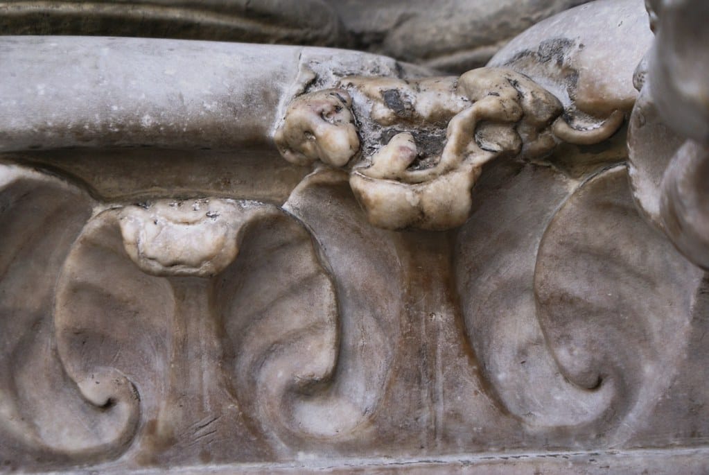 Un chien est sculpté dans la façade en hommage au fidèle compagnon d'un maître. La légende dit qu'il lui aurait sauvé la vie. Le trouverez-vous ?