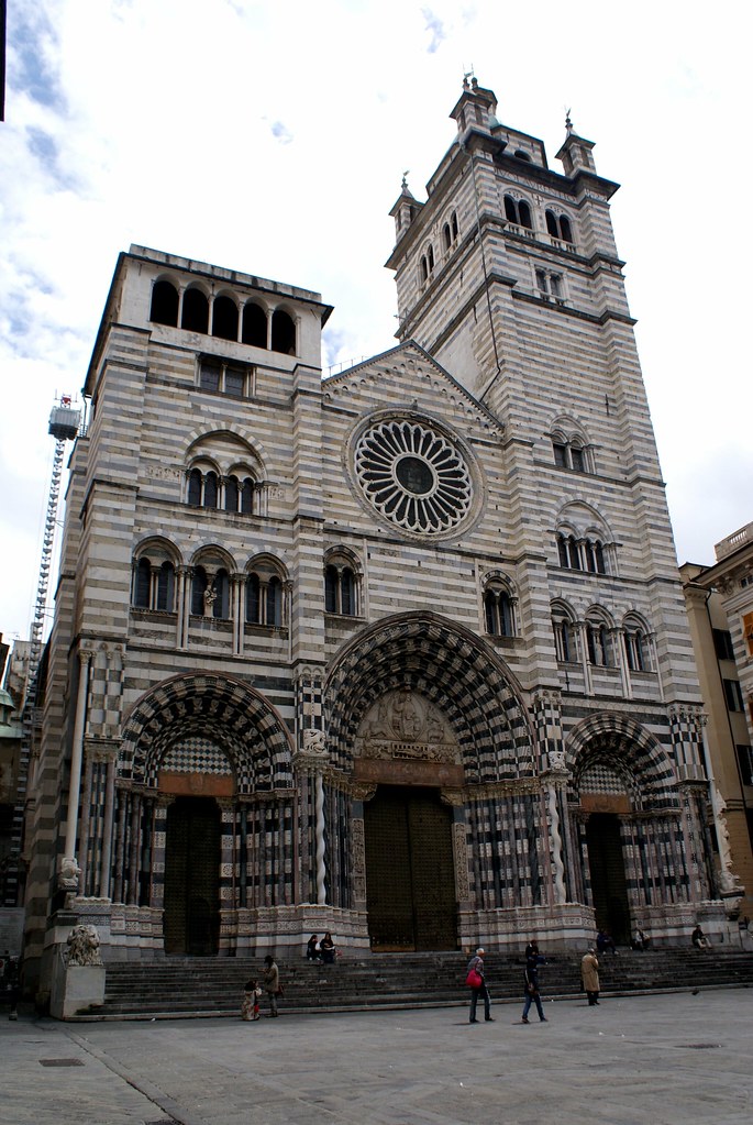 La façade asymétrique de San Lorenzo est lié à la mort de l'architecte avant l'édification du 2e clocher.