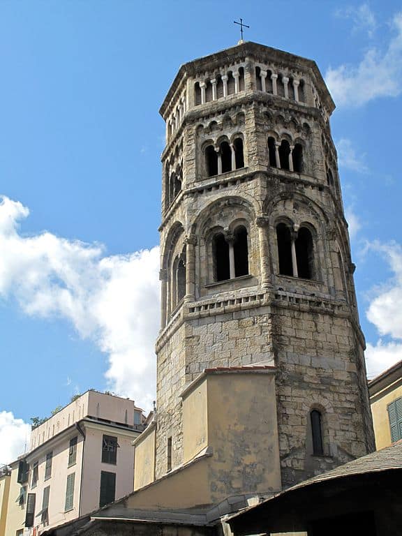 > Campanile de l'église romane de San Donato à Gênes.