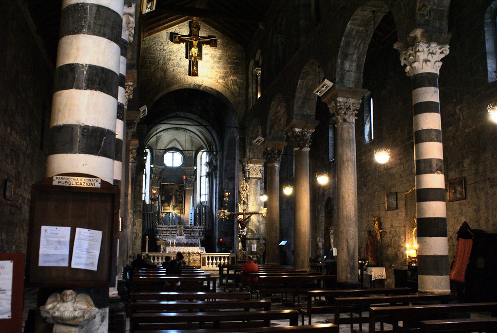 > Intérieur de l'église romane de San Donato à Gênes.
