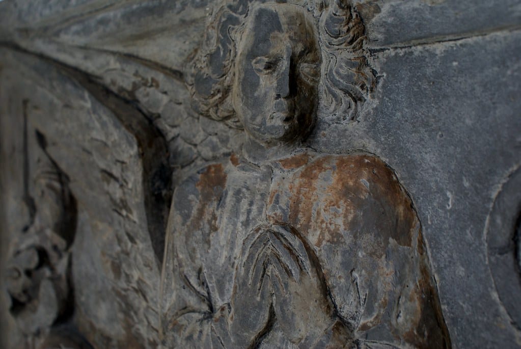 Détails d'une sculpture d'ange au Musée de la sculpture Sant'Agostino à Gênes