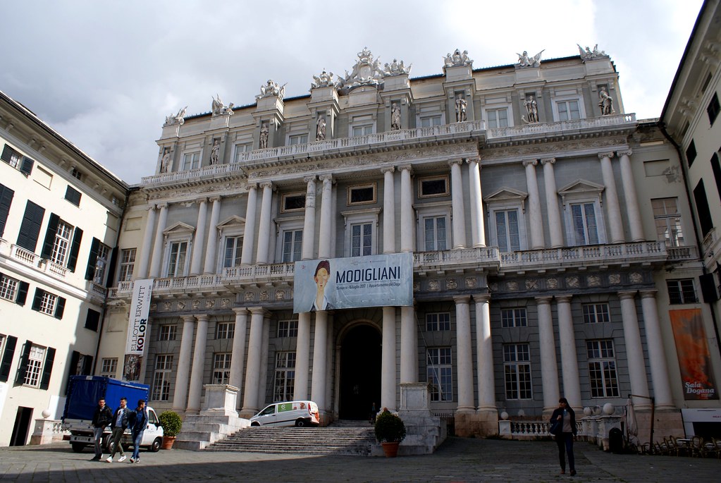 Façade néoclassique du Palazzo Ducale à Gênes.