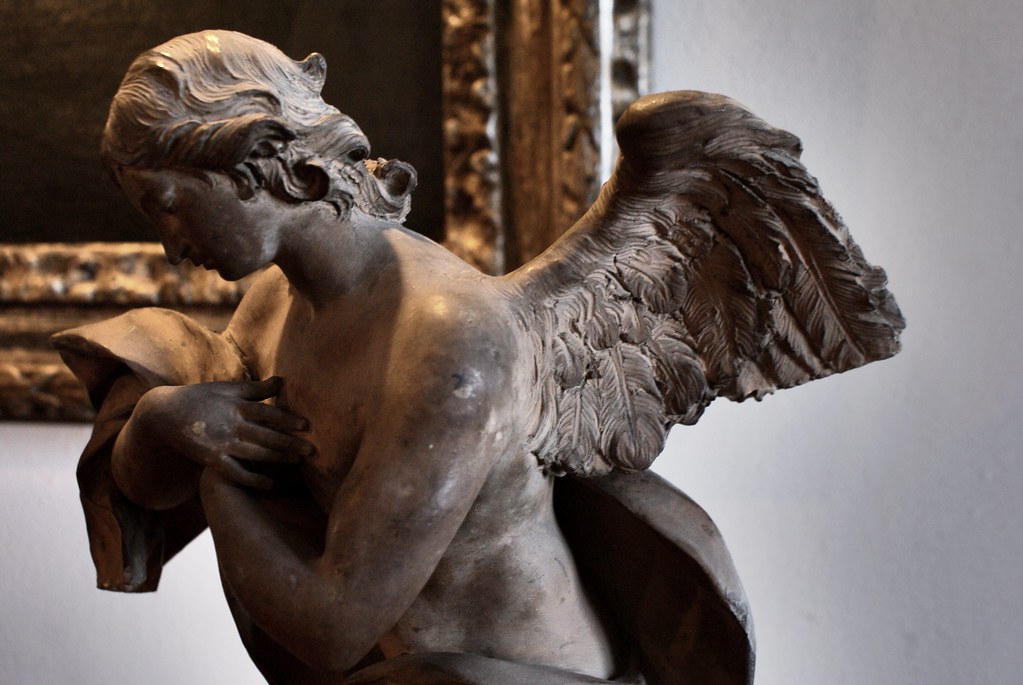 > Statue d'ange à l'intérieur du Palazzo Rosso à Gênes.
