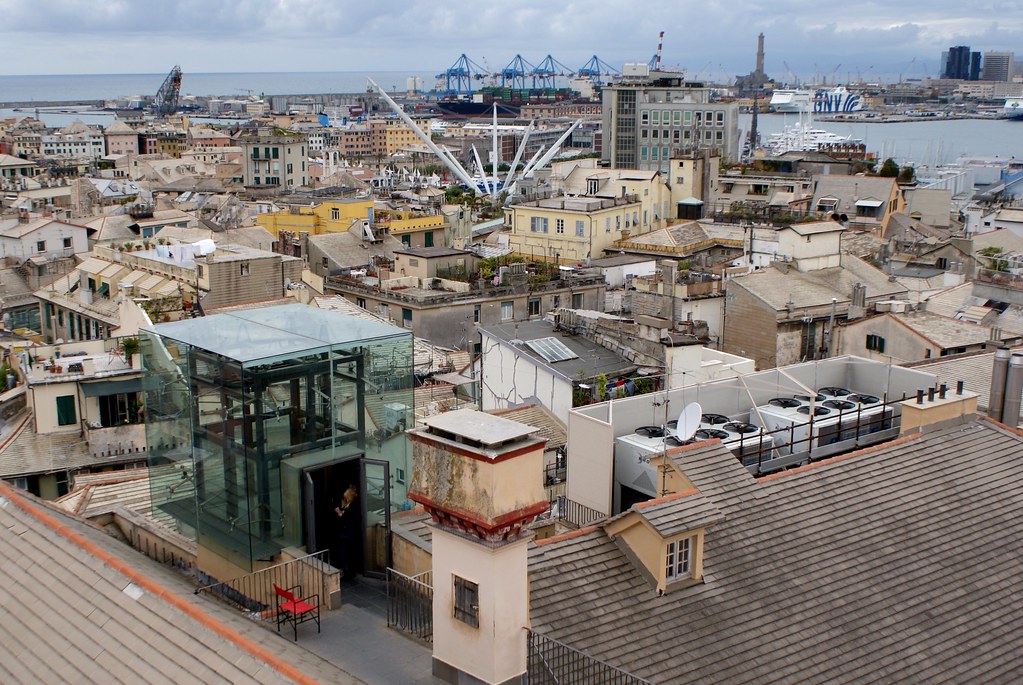 Vue panoramique depuis le Palazzo Rosso sur le port de Gênes.