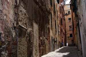 Ruelles de Gênes : L&rsquo;indissociable élément du paysage urbain