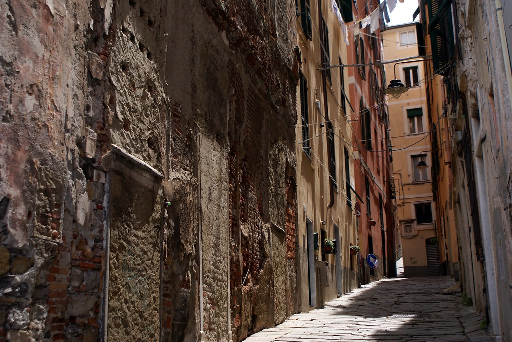 Lire la suite à propos de l’article Ruelles de Gênes : L&rsquo;indissociable élément du paysage urbain