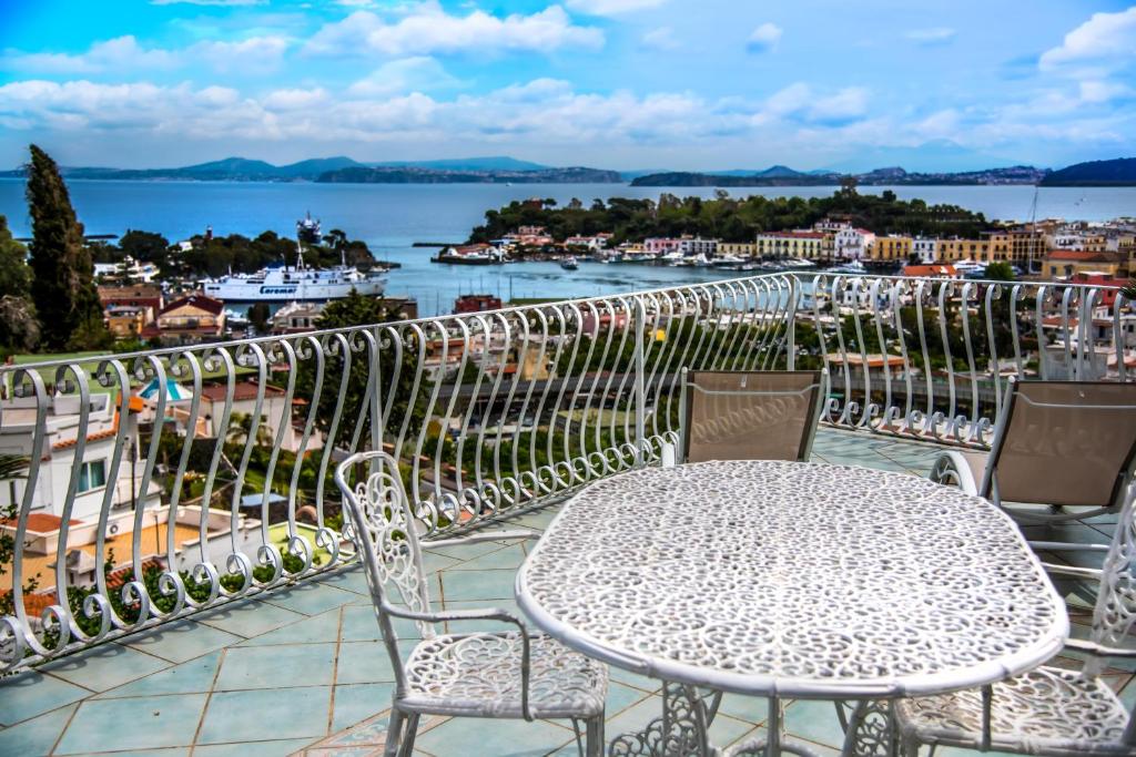 Terrasse de l'Hotel Ischia Dream Visions sur l'île d'Ischia.
