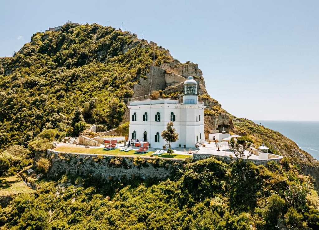 Lire la suite à propos de l’article 9 hotels de charme et de luxe à Ischia en 2026 : Piscine, spa et lieux insolites