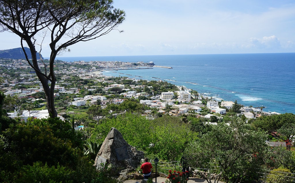 Vue sur le village de Forio depuis le jardin botanique la Mortella sur l'île d'Ischia.