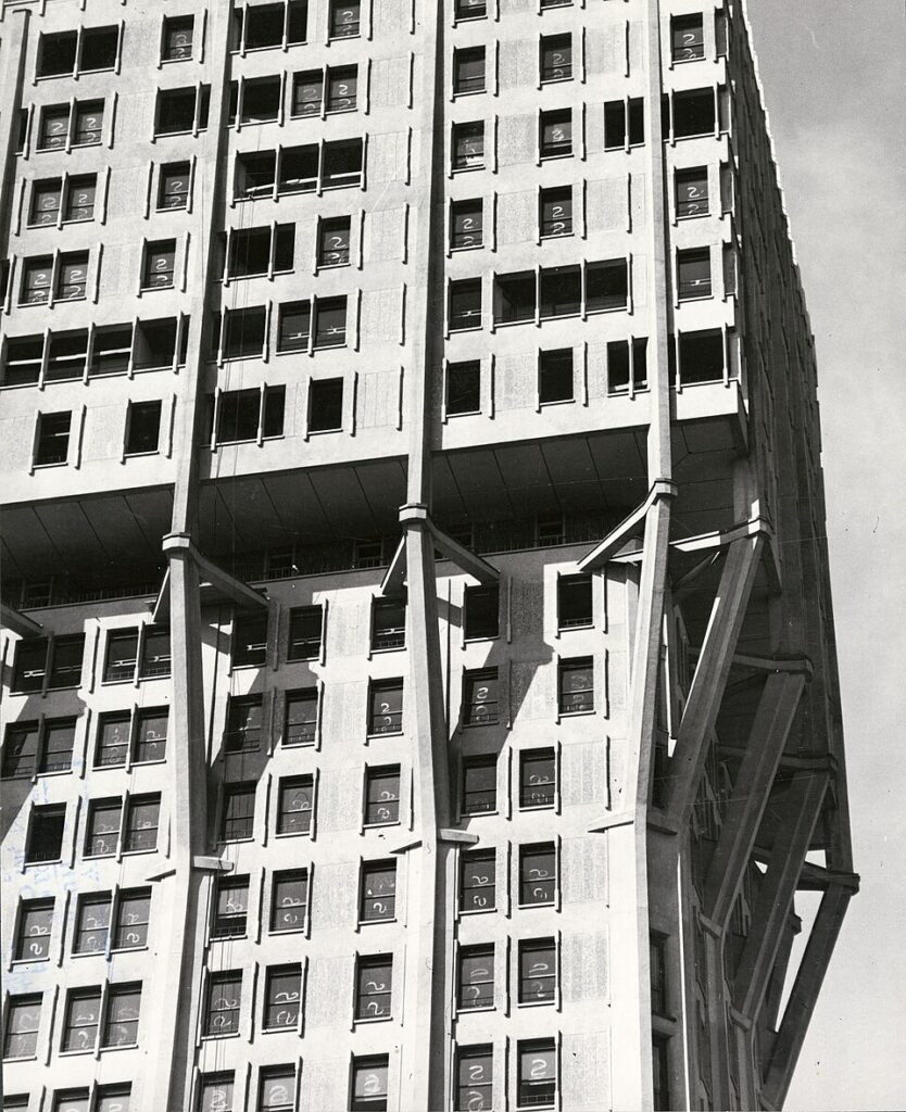 Torre Velasca à Milan dans l'objectif de Paolo Monti. Licence ccbysa 4.0