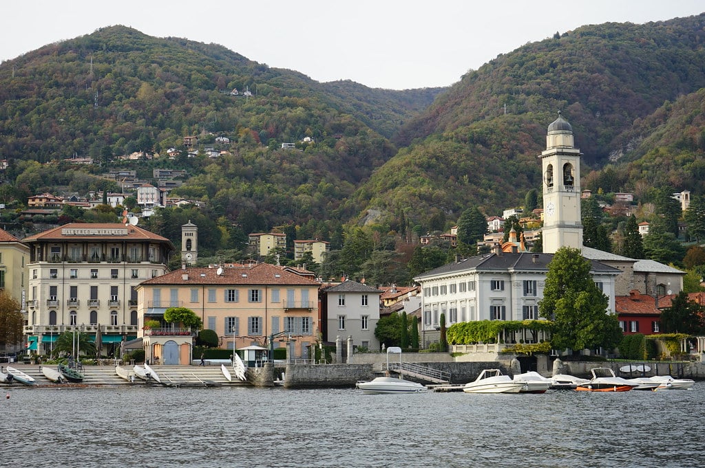 Vue sur le village de Cernobbio sur le Lac de Côme près de Milan.