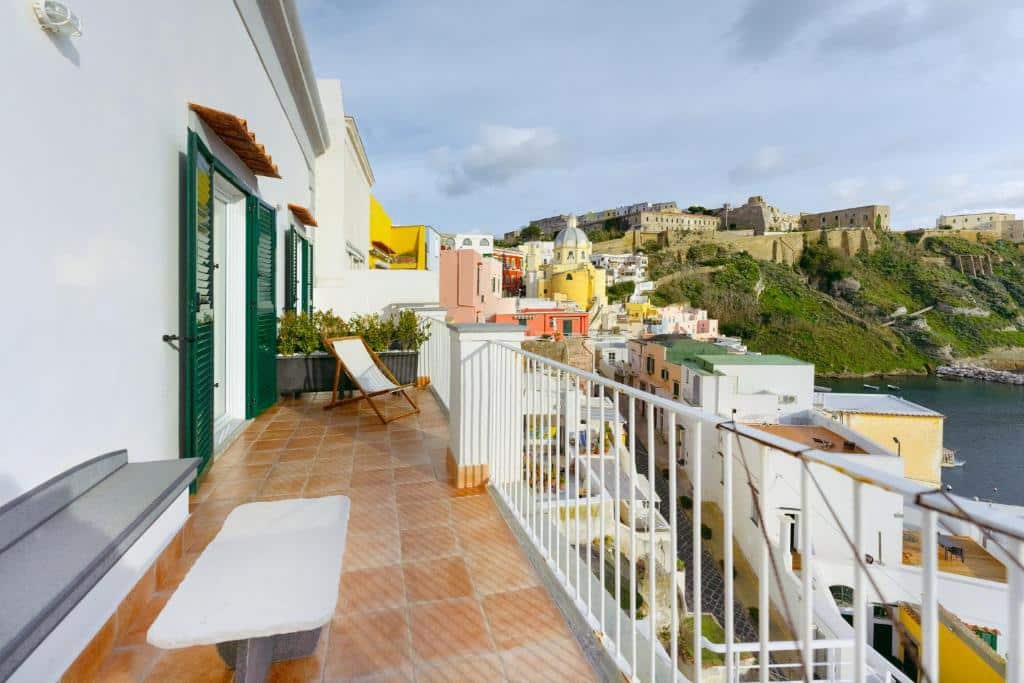 Balcon-terrasse de l'appartement hotel Torretta Corricella - Punta Pizzaco à Procida.