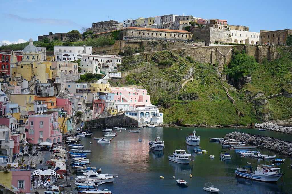 Vue sur la Marina Corricella sur l'île de Procida au large de Naples.