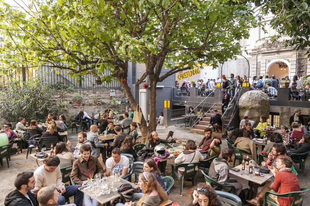 Lire la suite à propos de l’article Antic teatre, bar avec une cour arborée à Barcelone [Ribera]