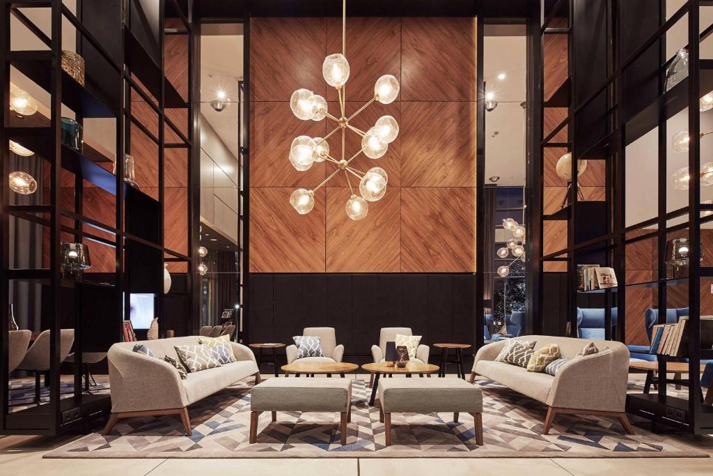 Salon commun de l'hotel Courtyard Marriott Katowice City Center.