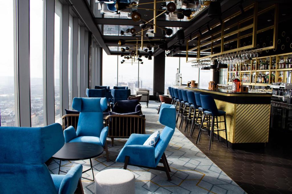 Restaurant panoramique de l'hotel Courtyard Marriott Katowice City Center.