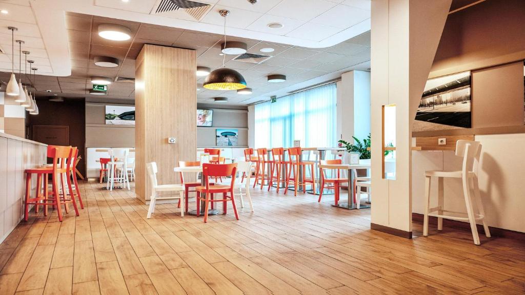 Café-restaurant de l'hotel B&B Katowice Centrum.