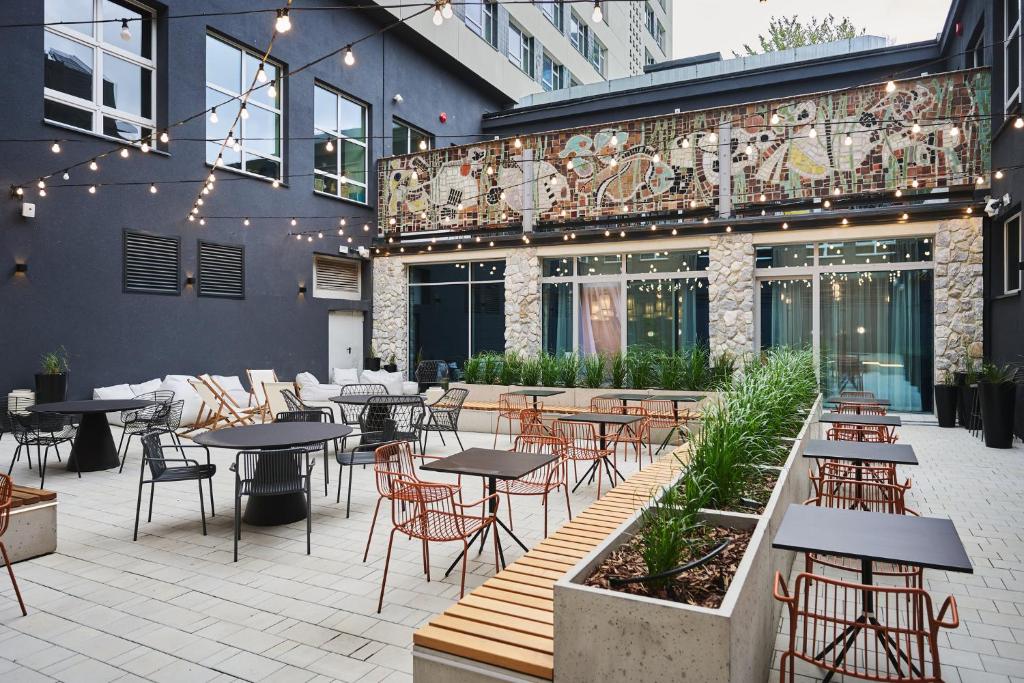 Terrasse du café de l'hotel voco Katowice by IHG.
