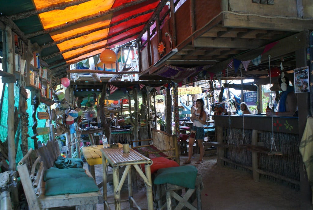 Dans une auberge de jeunesse un peu hippie de Koh Lanta où vous pouvez faire du volontariat.