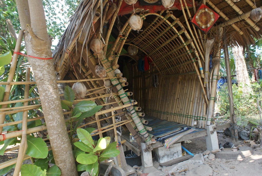 Exemple de construction en bambou avec l’entrée de ce bungalow sur l’île de Koh Lanta.