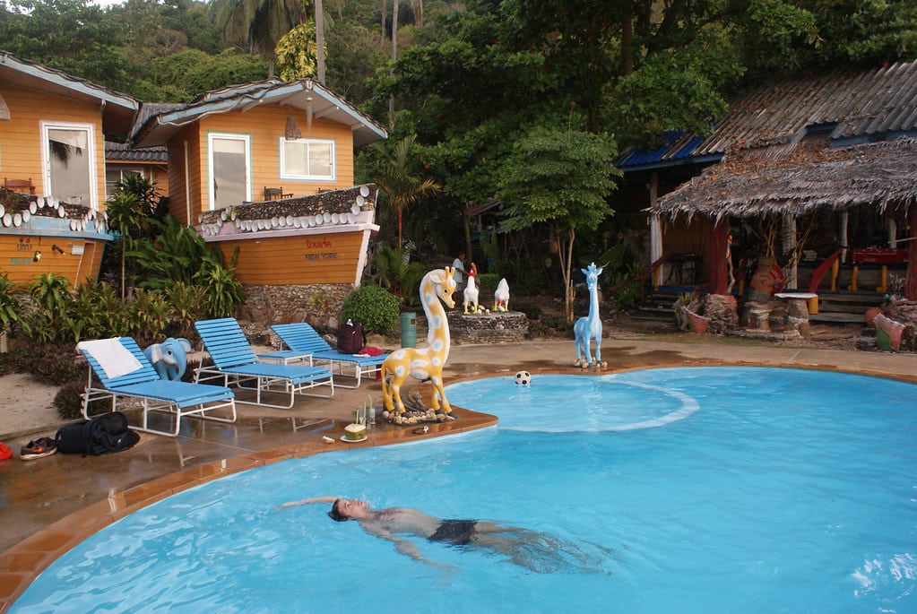 Bungalow-bateau et girafes au bord de la piscine au sud de Koh Lanta.