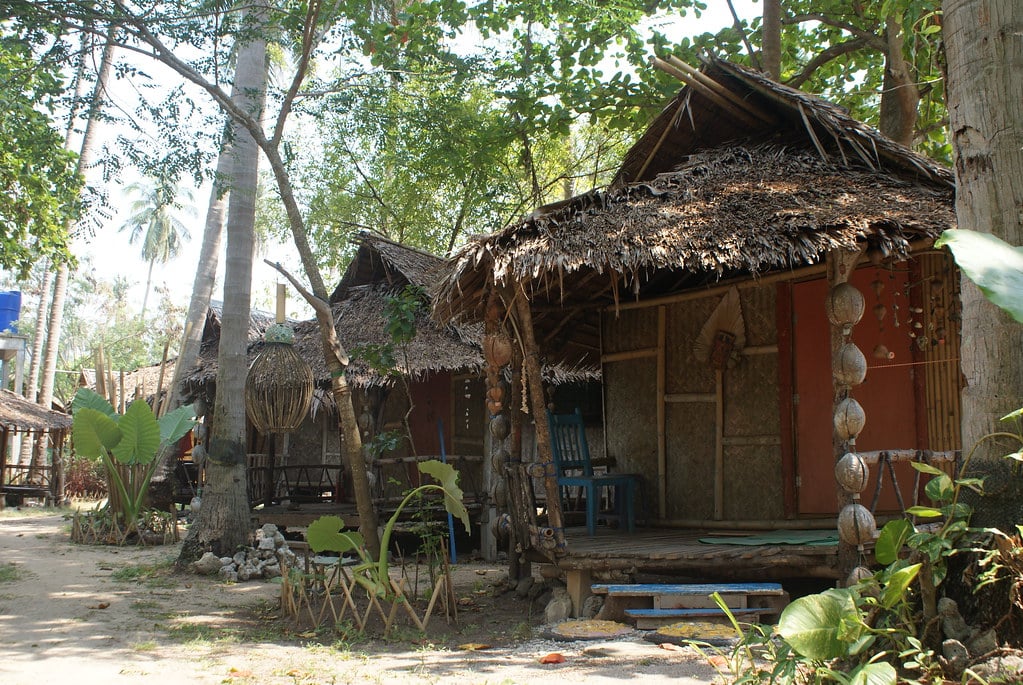 Bungalows en bambou sur l’île de Koh Lanta en Thailande.