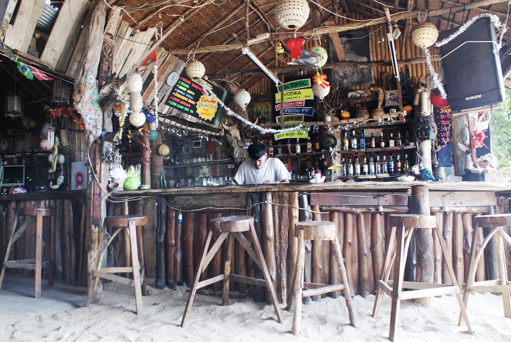 Le Monkey bar sur la plage à Koh Lanta.