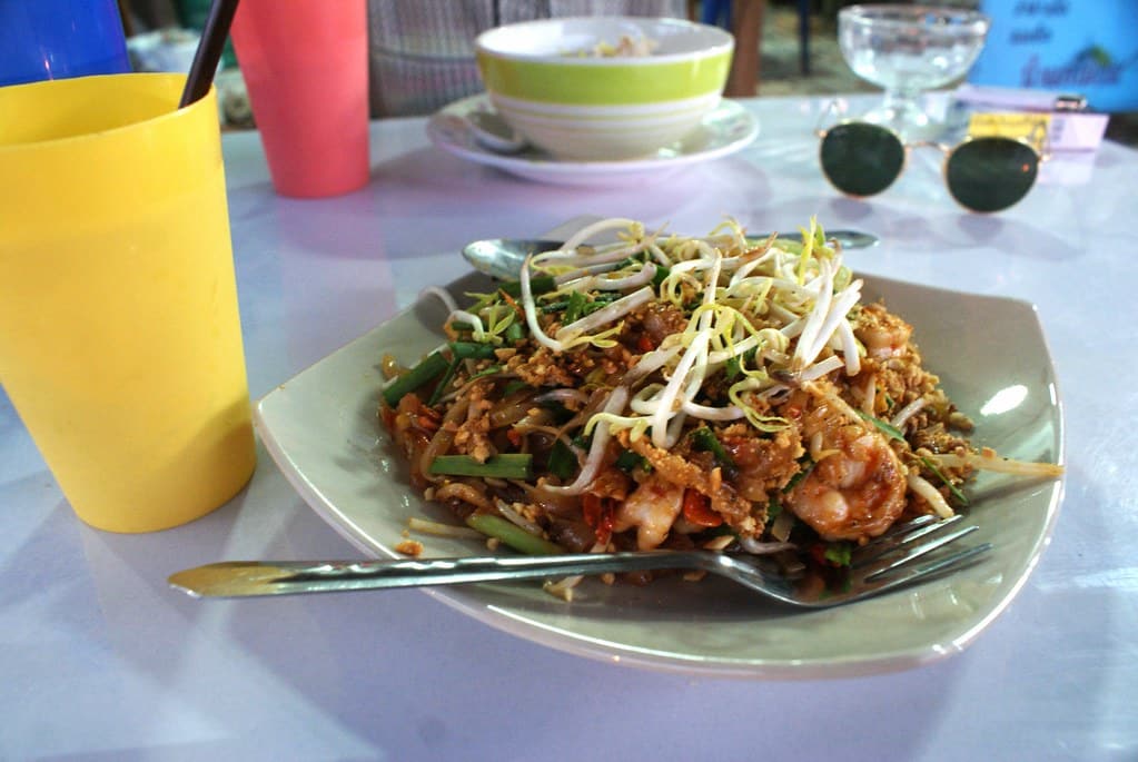 Pad thai dans un petit boui-boui de l’île de Koh Lanta.
