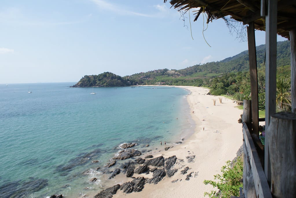 La baie et la plage de Katiang Bay sur l’île de Koh Lanta.