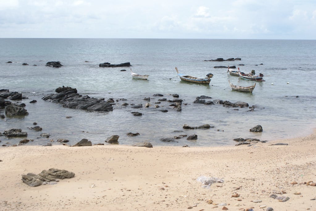 Une plage de Koh Lanta à marée basse.