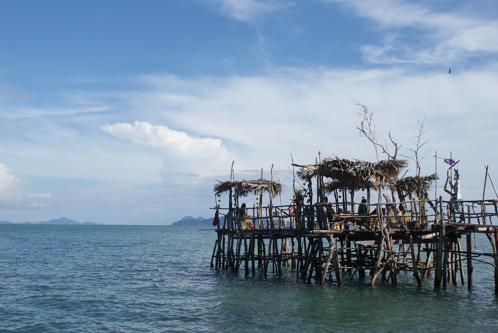 Sur un ponton au sud de l’île de Koh Lanta (Thaïlande).