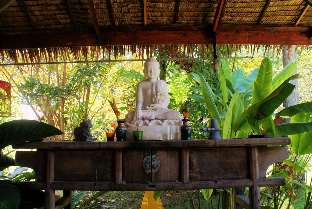 Statue de bouddha dans la végétation de Koh Lanta en Thaïlande.