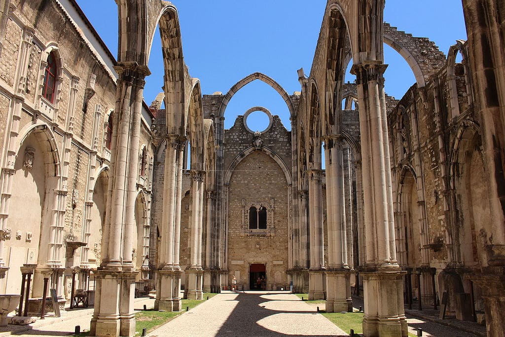 Nef de l'église des Carmes à Lisbonne. Photo de Singa Hitam