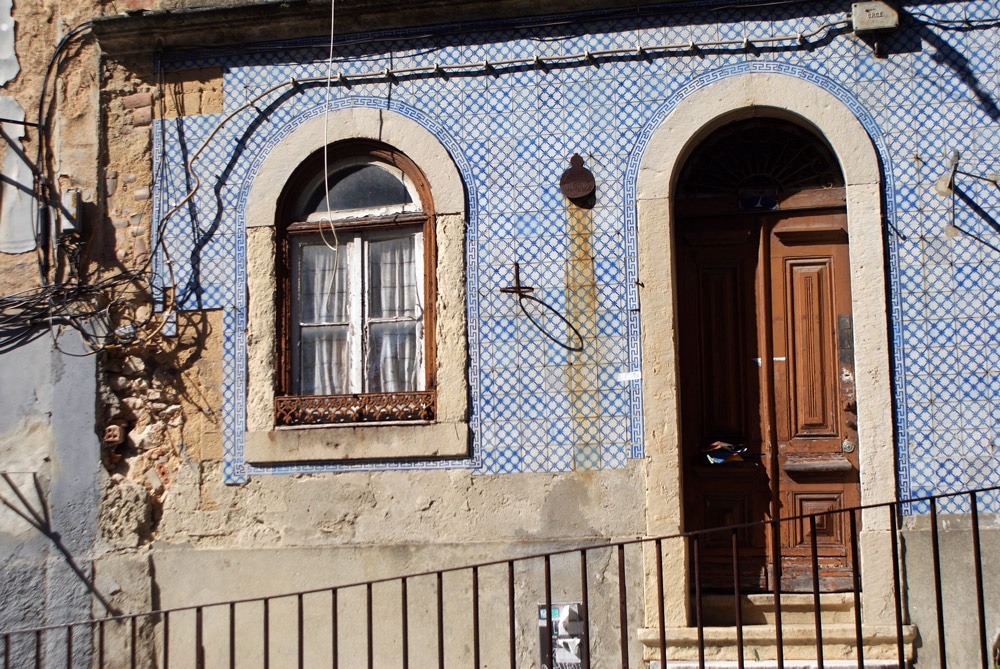 Façade couverte d'azulejos à Lisbonne.