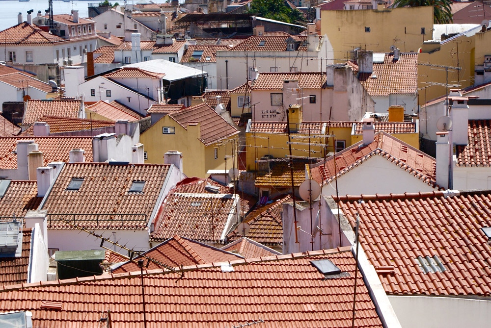 Toits et tuiles en pagaille dans le quartier de l'Alfama à Lisbonne.