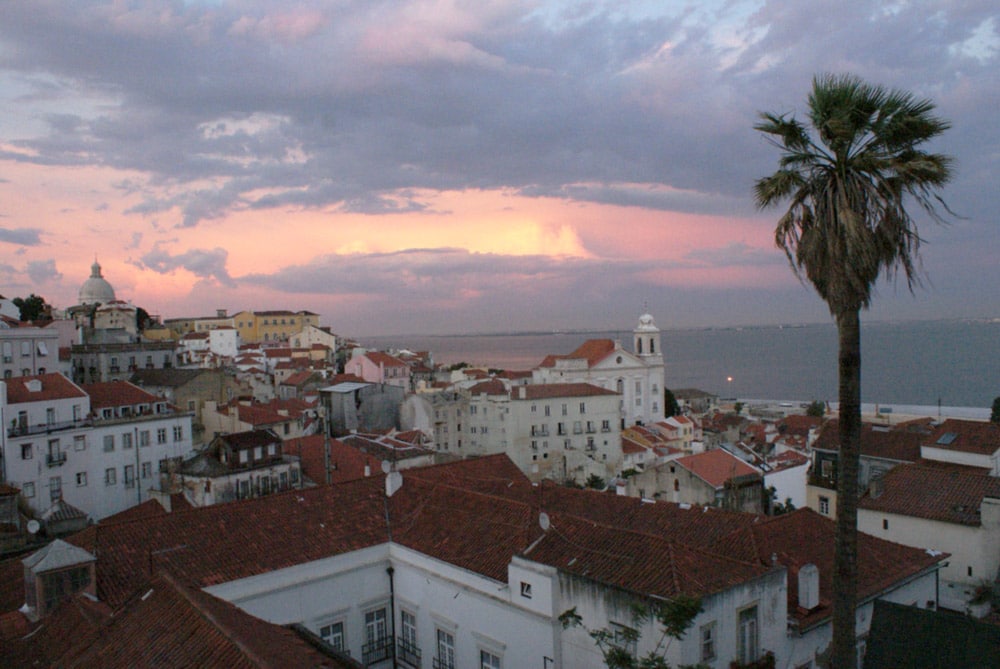 Vue sur le quartier d'Alfama depuis la miradouro Portas do Sol à Lisbonne.